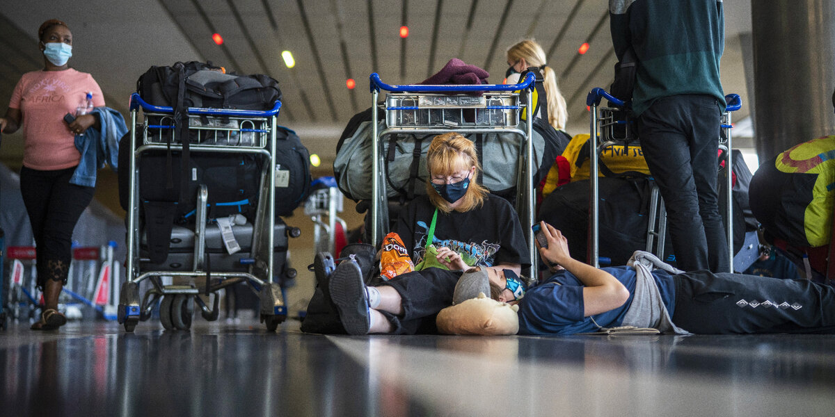 Туристы сидят в аэропорту и ждут своего часа. Фото: m24.ru