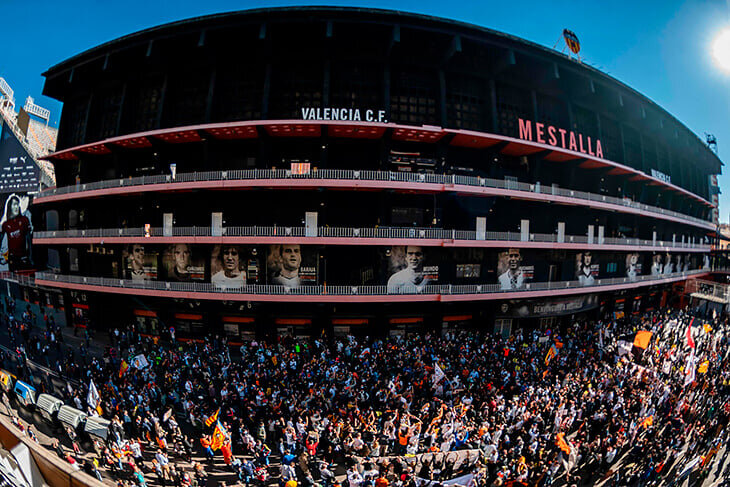 Фанаты «Валенсии» продолжают войну со скандальным владельцем Питером Лимом. В этот раз болельщики собрались и организовали один из самых крупных фанатских протестов за последние годы: против ненавистного азиатского президента вышло около 15 тысяч человек.