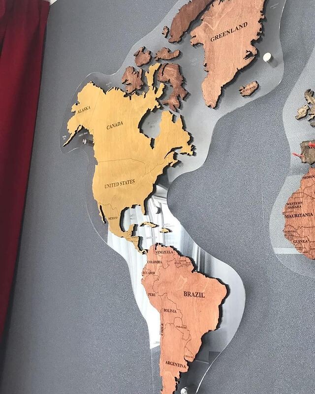 Фрагмент деревянной карты на кухне