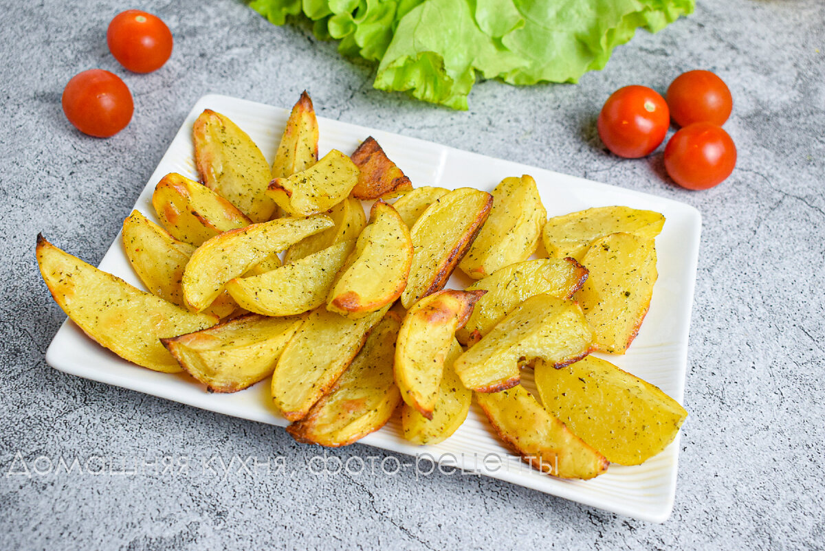 Рецепт запеченной картошки дольками в духовке. Картофель дольками фото. Картофельные дольки со сметаной в духовке. Картофель дольками с колбасками в духовке. Картофельные дольки в духовке фото.