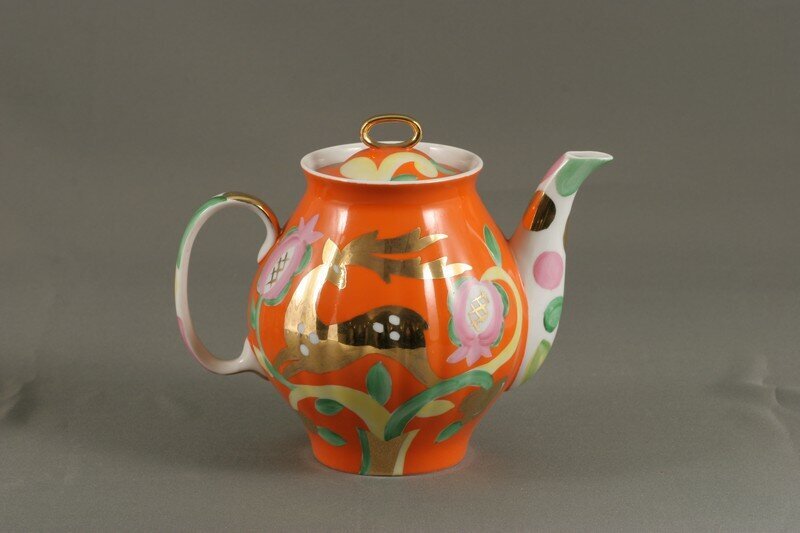 Пётр Леонов (роспись). Отари Мухигули (форма «Белый лебедь», 1970). Чайник из сервиза «Золотой олень». 1970. Дулёво. Высота 15 см. Государственный центральный музей современной истории России / ГИК 39011/5-1. Госкаталог: 6143937. Источник: goskatalog.ru