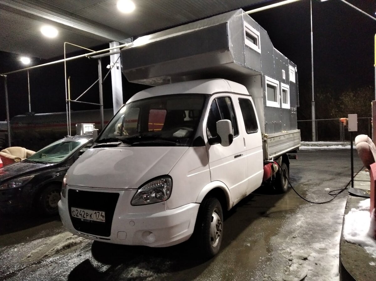 На самом деле, это даже не автодом, это съемный жилой модуль, который легко перевозится в стандартном кузове Газели, затем снимается с него и устанавливается там, где вы пожелаете!