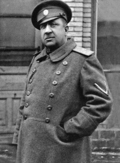 Интересуюсь историей гражданской войны 17-20 годов на юге и с интересом каждый раз открываю для себя что-то новое...
Эта фамилия Май-Маевский, мне врезалась в память еще когда я впервые читал о боях в гражданскую - красных против белых. Думаю и многим  тоже будет интересно узнать удивительные факты из истории гражданской...
Итак - Влади́мир Зенонович Май-Мае́вский, военными Добровольческой армии называемый просто - Май.

 
Май Маевский был кавалером не только царских наград, но и так называемого «Георгия с веточкой» — знака отличия, введённого после Февраля 1917 г. Временным правительством и вручавшегося генералам и офицерам солдатским собранием — знак солдатского уважения, проявленного ими в отношении Владимира Зеноновича в период разложения Русской армии, когда многие генералы и офицеры поднимались солдатами на штыки.
Весной 1918 года Май бежал на Дон и вступил рядовым солдатом в Дроздовскую дивизию Добровольческой Армии.

Страдал генерал от своей тучности, и не было для него большей муки, чем молебны и парады, когда он, стоя, утирал пот с лица и багровой шеи носовым платком. Но этот человек совершенно преображался, появляясь в боевой обстановке. Пыхтя, он вылезал из вагона, шёл, отдуваясь, до цепи, но как только равнялся с нею, на его лице появлялась бодрость, в движениях уверенность, в походке лёгкость. На пули, как на безобидную мошкару, он не обращал никакого внимания. Его бесстрашие настолько передавалось войскам, что цепи шли с ним в атаку, как на учение. За это бесстрашие, за умение сказать нужное ободряющее слово добровольцы любили своего «Мая»…

На фото ниже, позади Мая его верный адьютант капитан Макаров в фуражке с белым околышом.