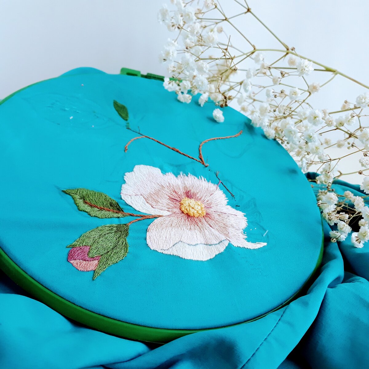 Вышивка на брюках 