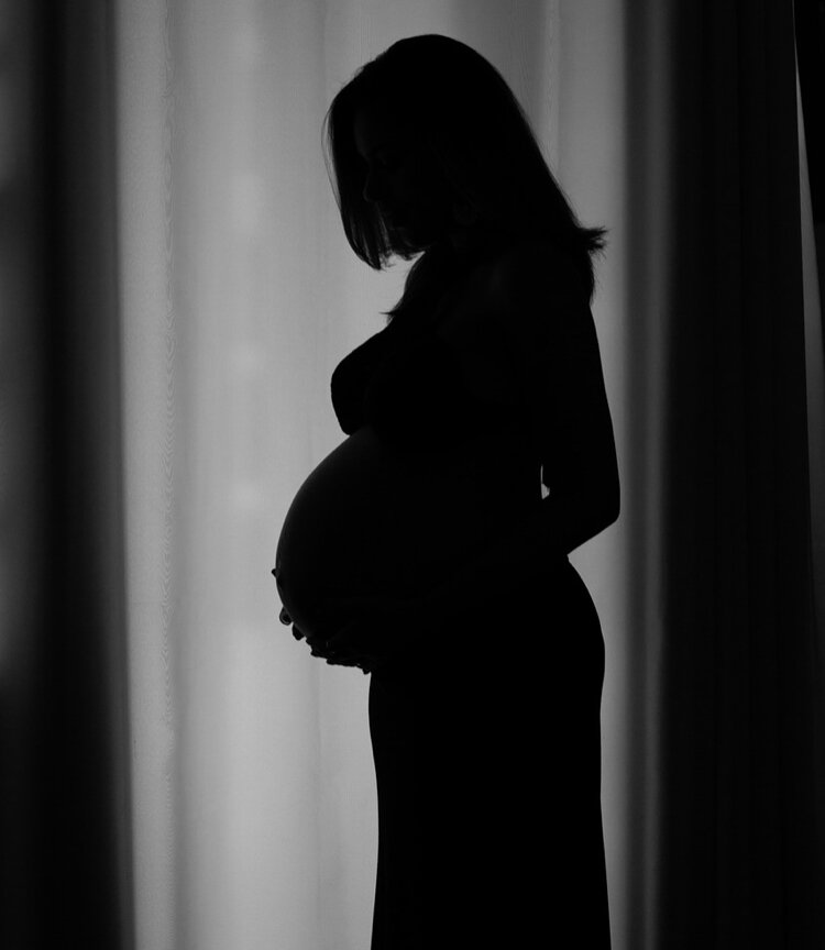 https://cdn.pixabay.com/photo/2017/06/15/03/48/pregnant-woman-2404020_1280.jpg