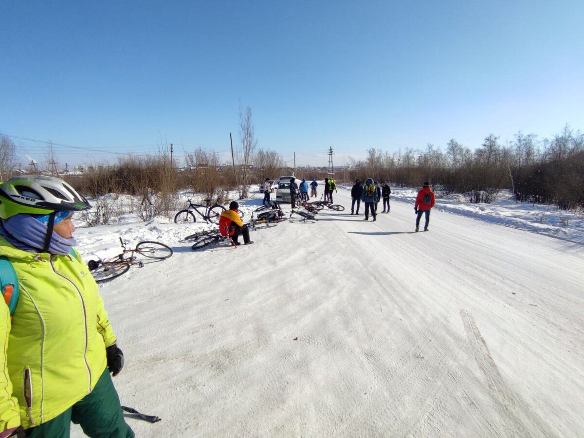 Фото меня на фоне живописно разбросанных велосипедов и слоняющихся в ожидании велосипедистов )))