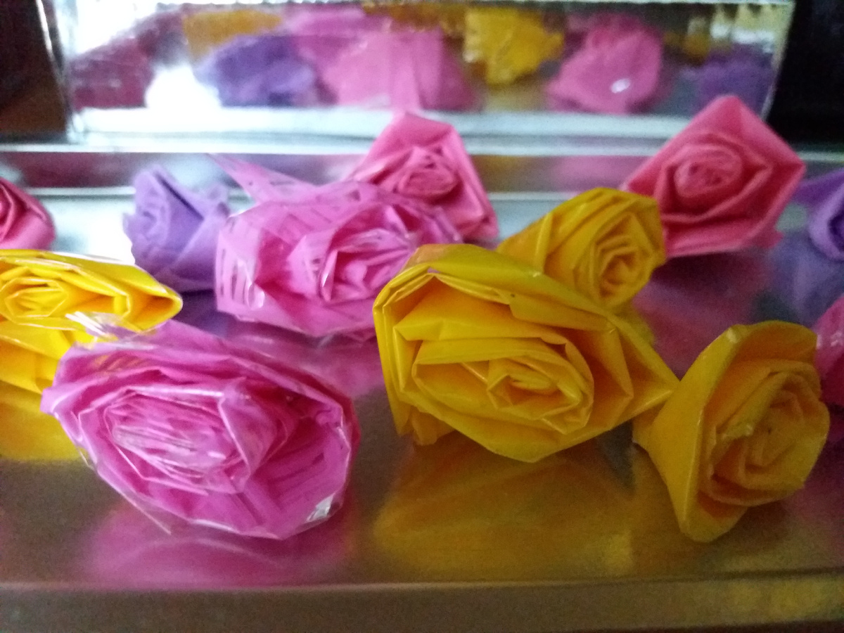 Эти розочки скручены на скорую руку для небольшого детсадовского оформления. В прошлой жизни... )))