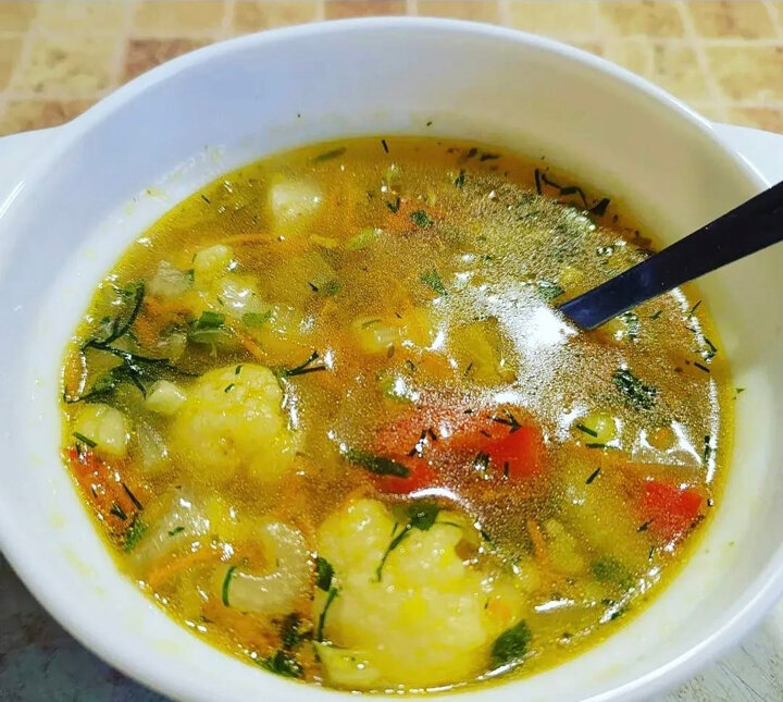 Рецепт супа из цветной капусты постный. Легкий овощной суп. Щи из цветной капусты. Постные щи. Щи с цветной капустой.