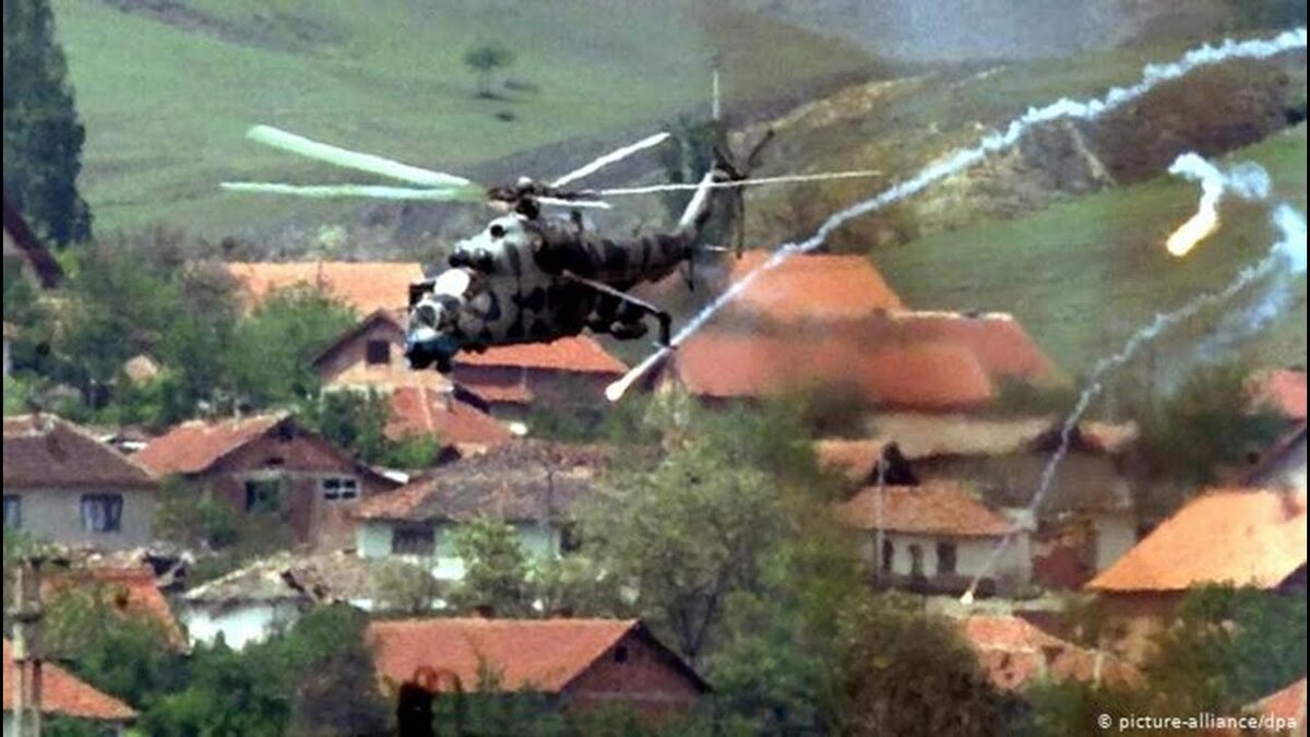 Вертолёт МИ-24 отрабатывает НУРСами позиции албанских боевиков.