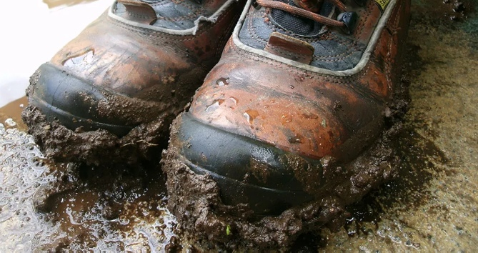 Как легко почистить обувь от пятен и глубоко въевшейся грязи