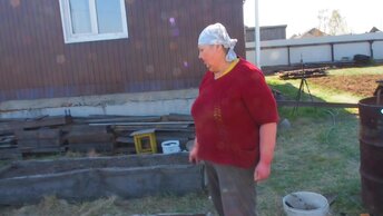 Грядки и огород в деревне, мама садит семена, отец ремонтирует переноску, сын чинит советский насос для поливки картошки