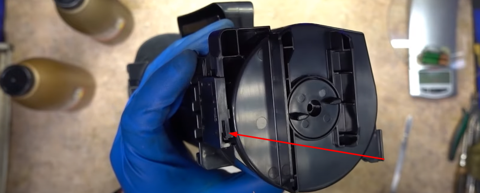 Расположение защелки для открытия выходного отверстия