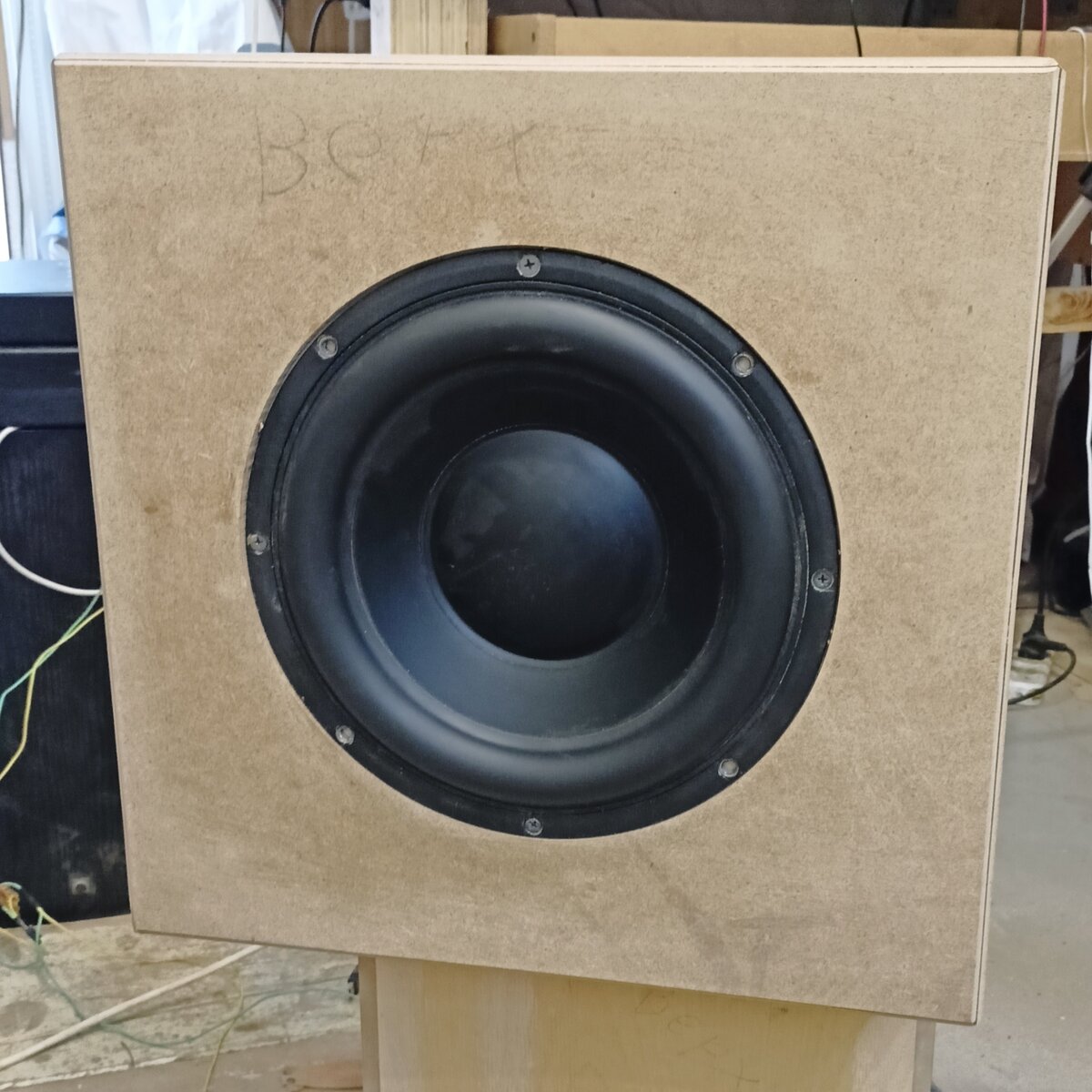 Корпус саба без отделки с установленным динамиком.