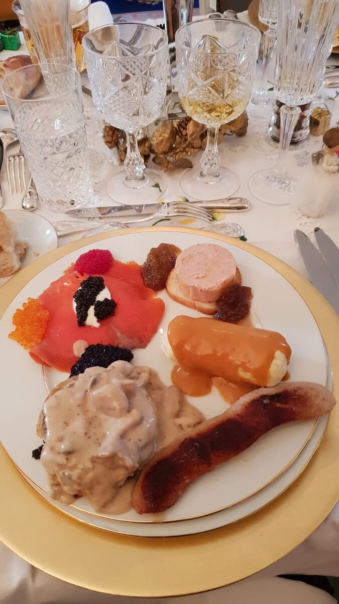 Это l'entrée (закуска) на одном из праздников во Франции 