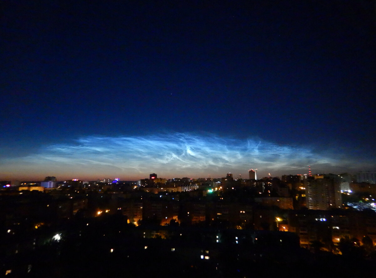 Те же самые серебристые облака, но в более холодных тонах. Листайте галерею.