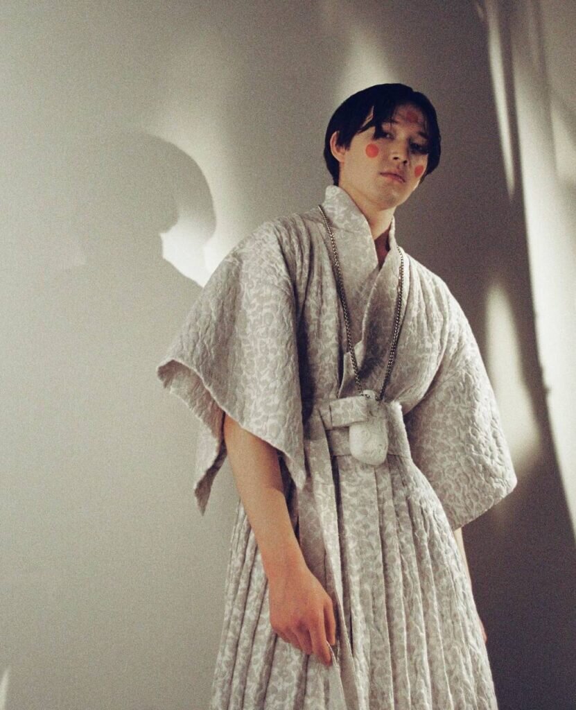 Глиняный сосуд на цепочке — это украшение, в котором принято носить цветы. Аксессуар поувесистей рэперских цепей mogilnikova  📷
