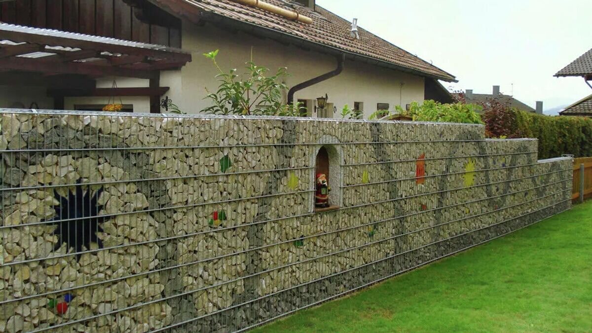    Габионные конструкции можно использовать в качестве заборов, основания для лавки или для оформления клумбы или альпийской горки на участке.© www.pergonen.ru