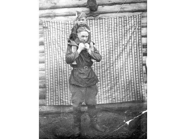 Маленький Гена Лисин и его отец Николай. Из свободного доступа