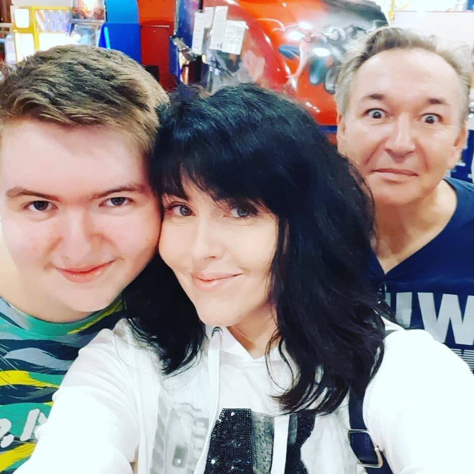    Артем с родителями Ириной Дюковой и Германом ВиткеСоцсети Ирины Дюковой