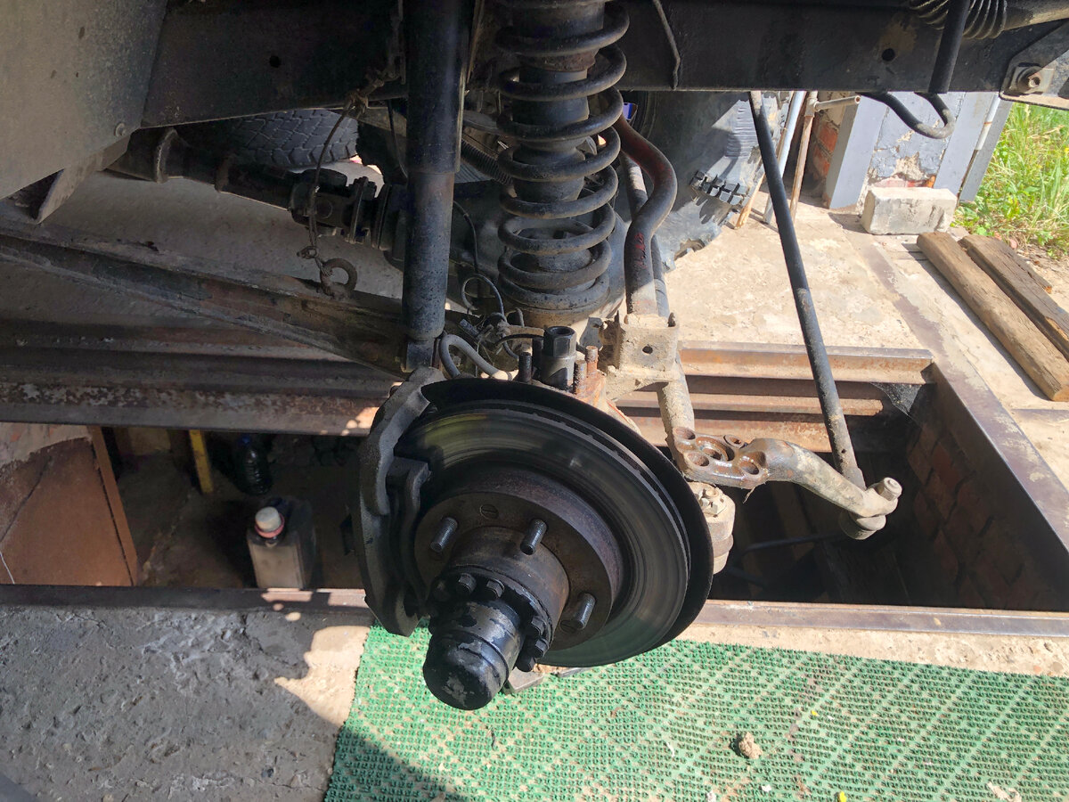 Протяжка подвески, регулировка шкворней и ступиц (в этот раз регулировал с пас. стороны), проверка тех. жидкостей, погрузка и ремонт шмурдяка (заточка цепей бензопил и пр.) и пр. 