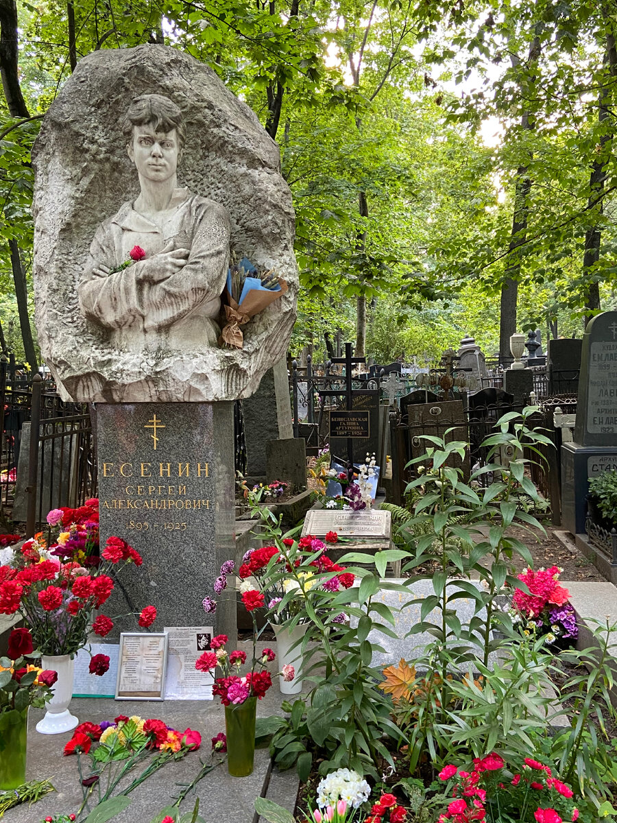 История Созависимой, жертвенной любви, которая ее в итоге и убила, отражена в скромной табличке за памятником Сергею Есенину. Его вечный «запасной аэродром», который он использовал по собственной надобности, когда у него случались перерывы между яркими и красивейшими женщинами: Галина Бениславская. Если нужен классический пример зависимой, разрушающей  дофаминовой любви, - это ее любовь к поэту. После его смерти она застрелилась на его могиле. И осталась рядом с ним навечно.