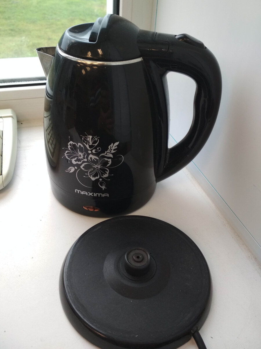 Ничего особенного. Обычный электрический чайник.