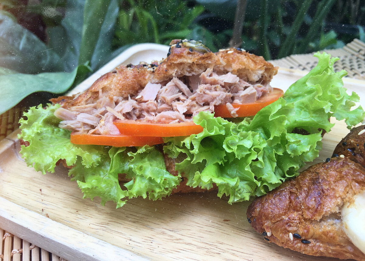 Если хочется сделать сэндвич с тунцом нежнее, возьмите круассаны вместо хлеба