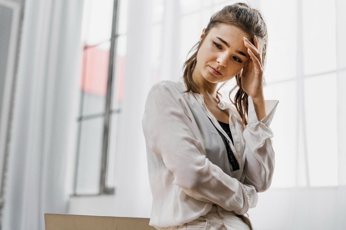 Image by <a href="https://ru.freepik.com/free-photo/front-view-woman-looking-sad-as-she-worked-from-home-too-much_11905138.htm#query=%D1%83%D1%81%D1%82%D0%B0%D0%B2%D1%88%D0%B0%D1%8F%20%D0%B6%D0%B5%D0%BD%D1%89%D0%B8%D0%BD%D0%B0&position=4&from_view=search">Freepik</a>