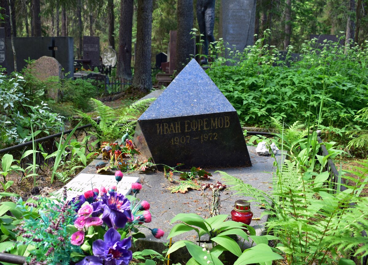 католическое кладбище пангалты. кладбище знаменитостей. ковидное кладбище италии. маленькое кладбище. кладбища италии знаменитые.