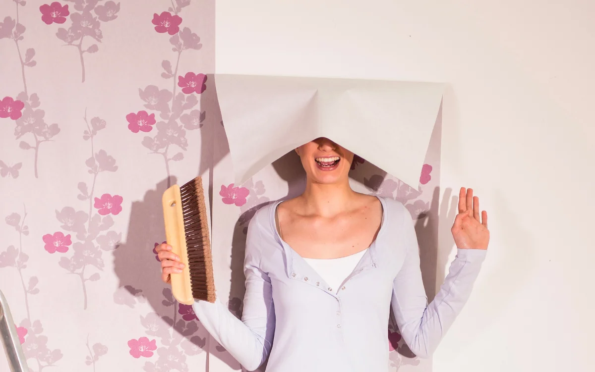 оклеивание стен обоями. поклейка обоев с подбором рисунка. оклеивание обоев. поставь обои которые были. поставь обои которые были.