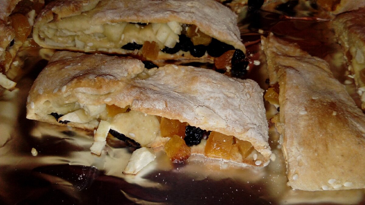 Выпечка сладкая с сухофруктами