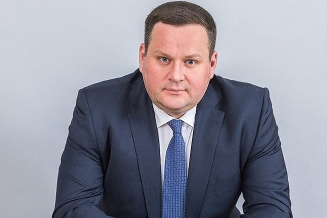 России хотят страховать от безработицы Министерство труда и социальной защиты поддержало идею о страховании граждан от безработицы.  Однако к разработке системы и ее внедрению министерство приступит только после одобрения этой идеи со стороны работодателей и профсоюзов.
Если идея будет принята, то с заработных плат граждан начнут взимать специальный взнос в фонд, из которого будут выплачиваться пособия, тем гражданам кто потерял работу. Размер страховых взносов пока не обсуждался. 
Мнения работодателей и профсоюзов в этом вопросе расходятся. Профсоюзы считают, что такой взнос необходим. Такая мера поможет потерявшим работу не погрязнуть в долгах и быть увереннее в своем материальном положении. Работодатели же придерживаются мнения, что дополнительный взнос может привести к снижению заработных плат работников. На сегодняшний день работодатели платят за своих сотрудников взносы в размере 30% от заработных плат. Если идея будет одобрена, то процент взносов увеличится, и работодатели могут понести дополнительные расходы. Работодатели считают, что результативнее предпринимать меры по сокращению безработицы и активнее вести политику занятости, а не акцентировать внимание на выплаты при потере работы. 
Отметим, что в конце апреля количество безработных составляло приблизительно 3,7 млн, а уже в двадцатых числах мая  в стране насчитывается приблизительно 4,3 млн безработных граждан.  