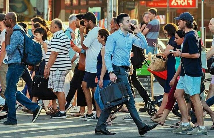 стоковое  фото  , люди переходят  дорогу 