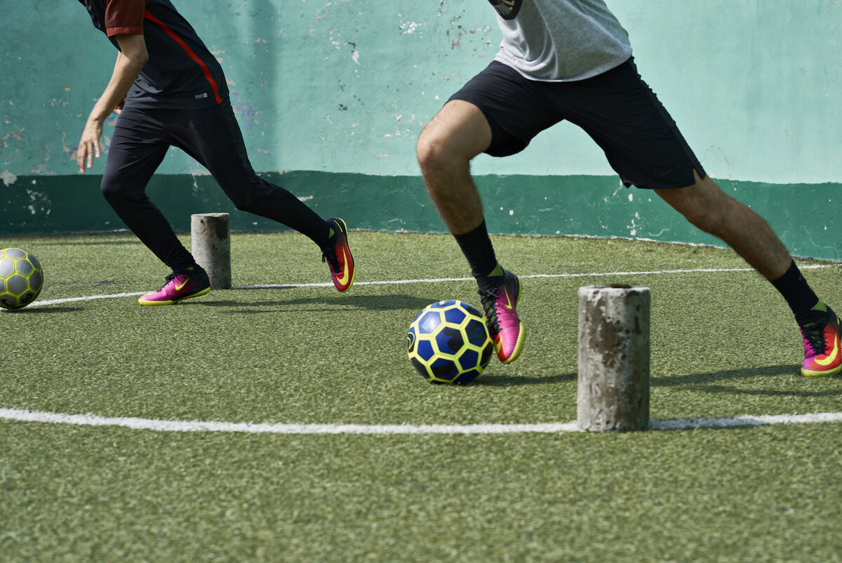 Short football d1. Футбол тренировка. Тренировка футболистов. Футбольная тренировка упражнения. Тренировка с мячом футбол.