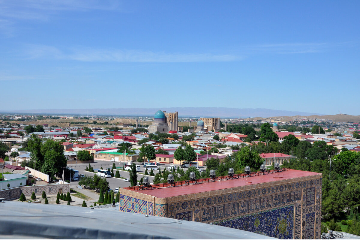 В центре фото - огромная мечеть Биби-Ханум.