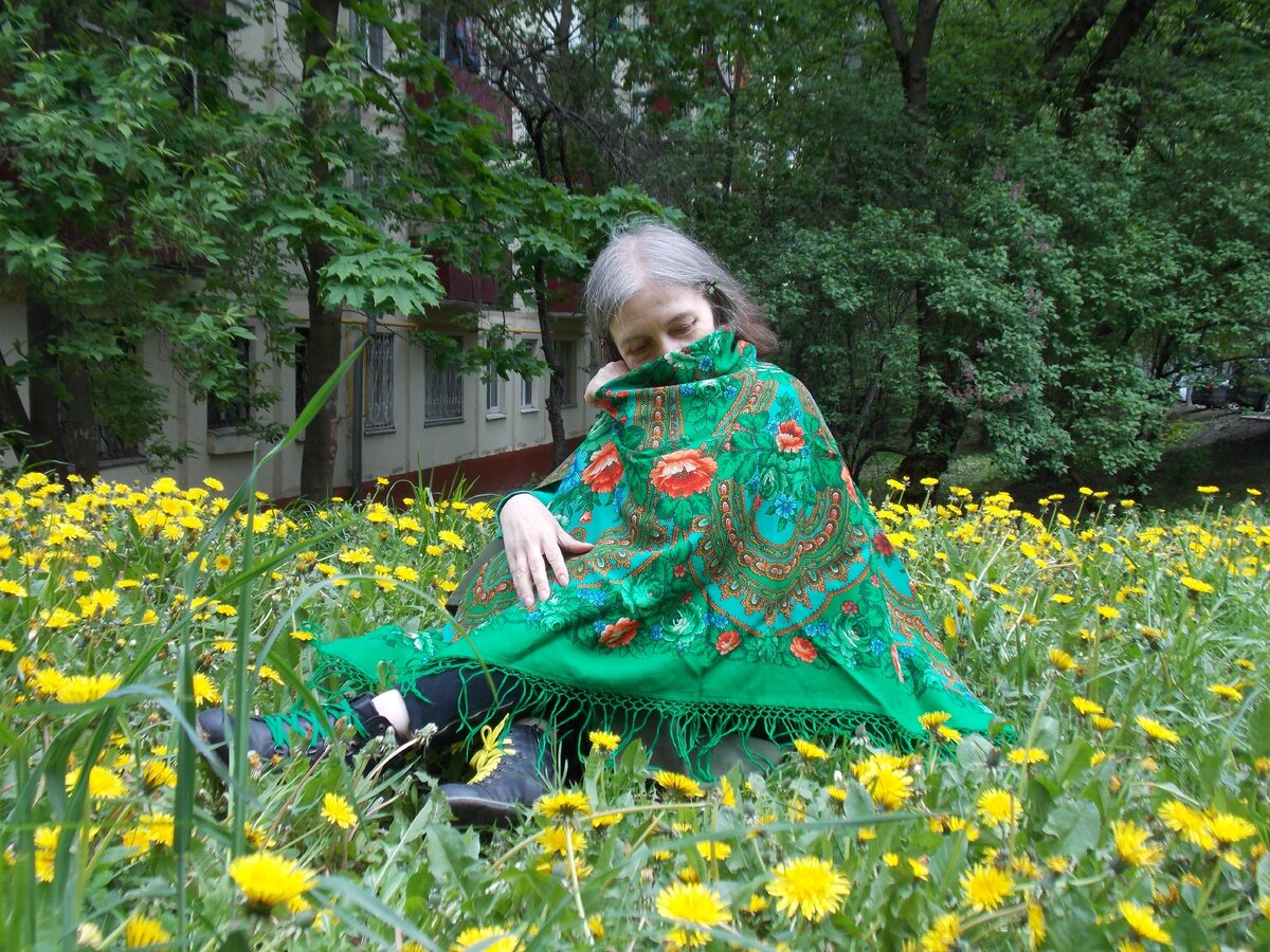 Спряталась в одуванчиках