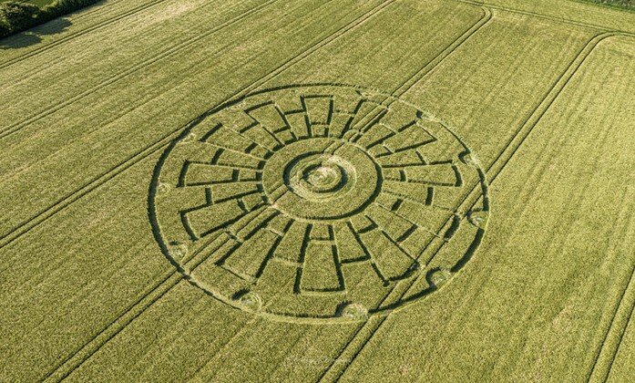 Графство дорсет. Рисунок на поле. Нло.