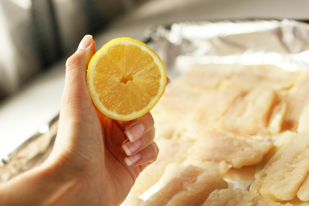 Лимонный сок улучшает вкус любой рыбы. Фото Depositphotos