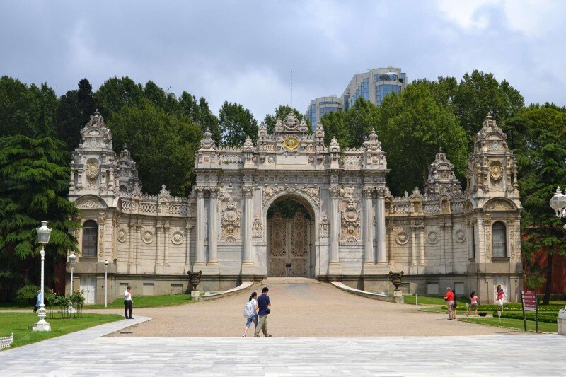 Ворота на территорию дворца Долмабахче - Стамбул, Турция