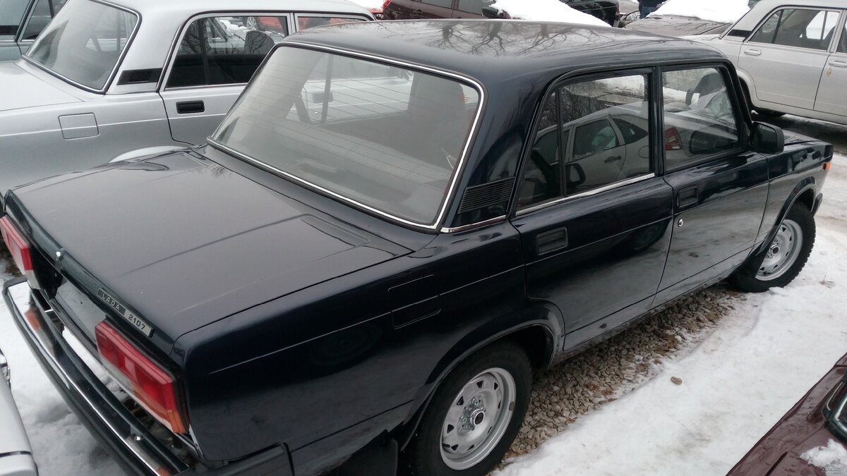 Заметьте. Судя по шильдику, это ВАЗ-2107. А в объявлении было сказано, что продаётся ВАЗ-2105