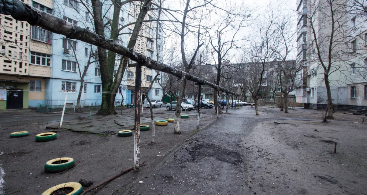 Что я видел сегодня во дворе дома. Двор хрущевки. Россия двор хрущевки. Двор в хрущевке. Двор Российской пятиэтажки.