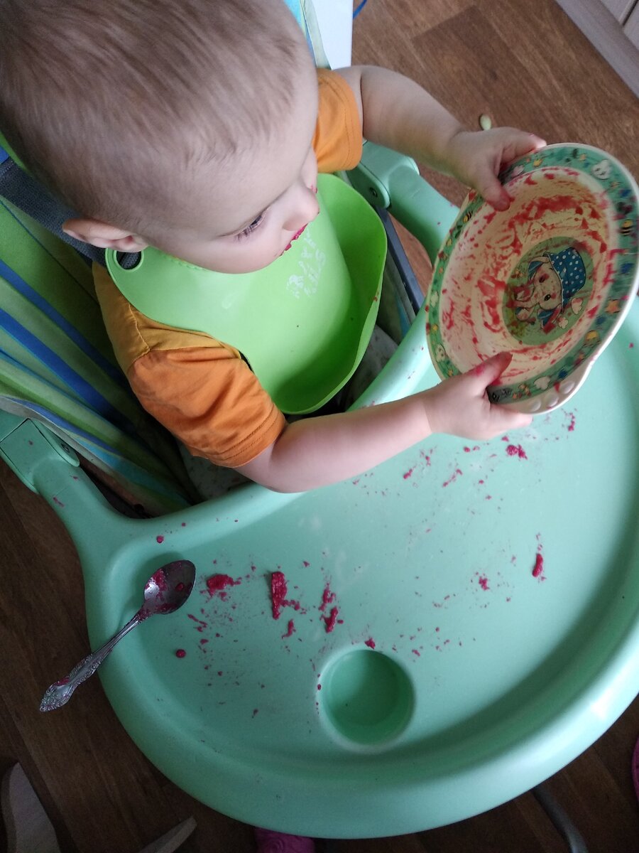 После трапезы сбросить все ложки и тарелку на пол - обычное дело)))