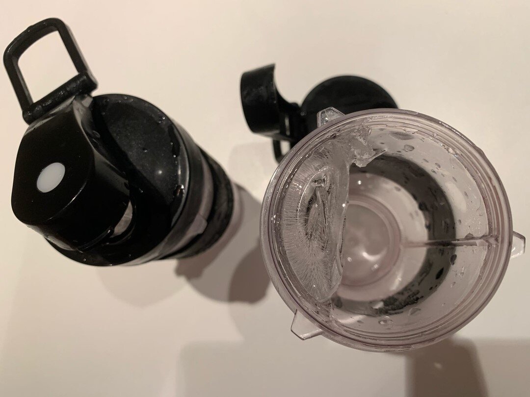 Фото сделано автором (вот так застывает лёд, осталось только долить воды)