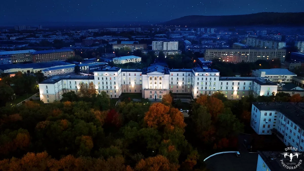 Трудно совмещать звание мощного металлургического и угледобывающего центра России и рая для экологов. Не дремлют и нарушители закона: в городе за последний год совершено 11 971 преступление (для сравнения: в Грозном, который занимает 1 место по безопасности жизни, — всего 1117). В основном мелкие грабежи и кражи, но даже для некрупного города обстановочка та еще. 
Не может Новокузнецк похвастаться и показателями естественного прироста населения: количество уехавших из Новокузнецка примерно равно количеству людей, которые приезжают туда и питают надежды построить счастливое будущее в этом городе.