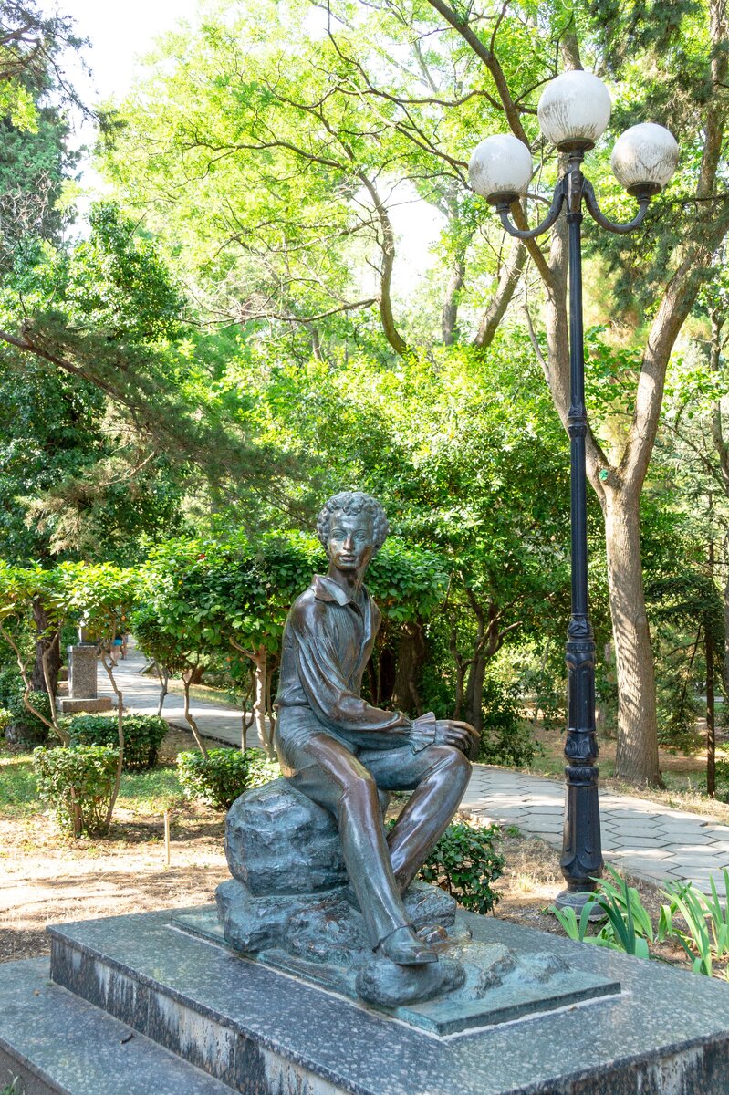 2. Памятник А.С. Пушкину у входа в парк.