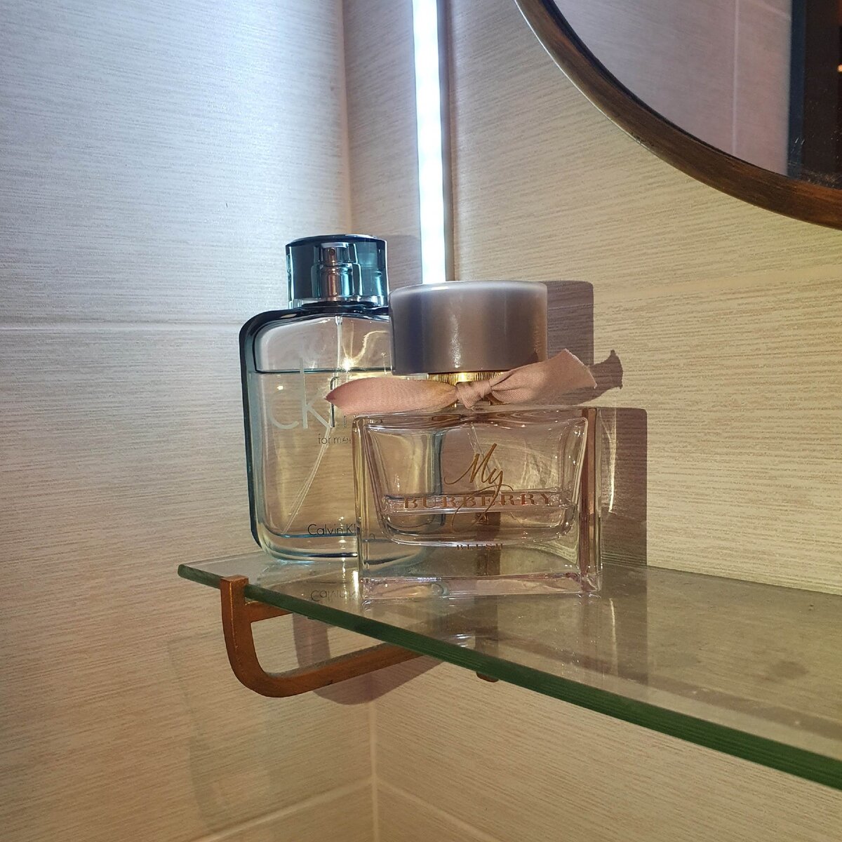 Духи. Высокая температура и влажность ускоряют процесс окисления и заставляют ваш аромат испортиться быстрее.