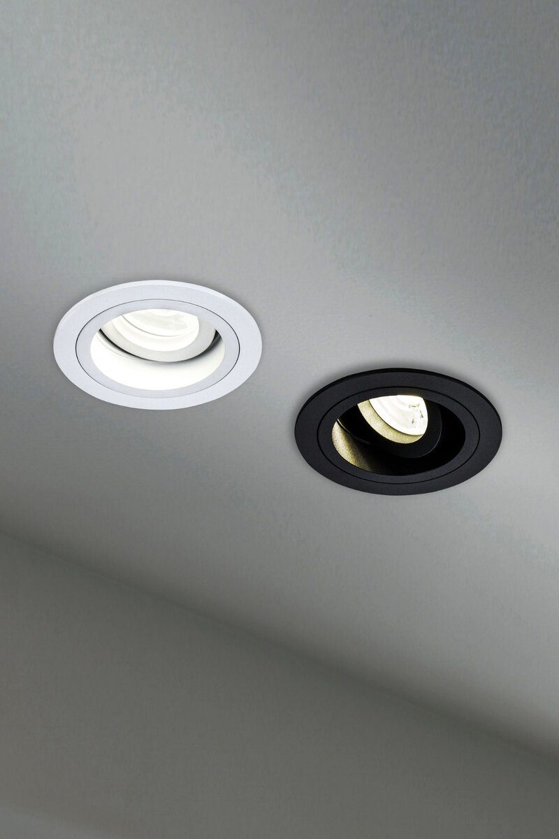 На фото: Круглые светильники с внутренней вклейкой