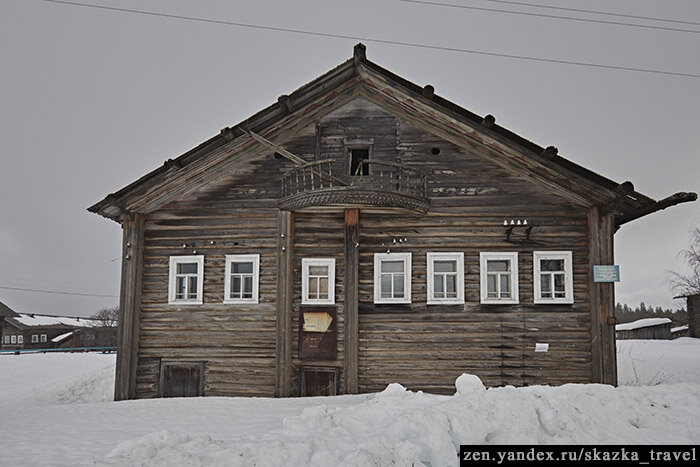 Старая изба, в которой сделали почту