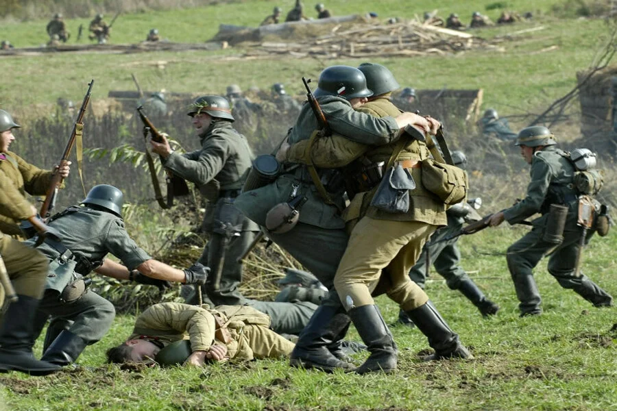 Боевое нападение. Штыковая атака вторая мировая. Солдаты РККА атака реконструкция.