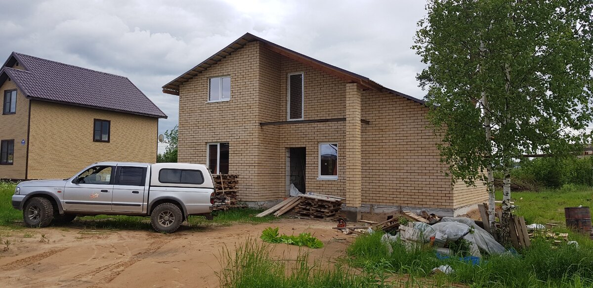 Наш дом, кучу мусора около берёзы почти разобрали